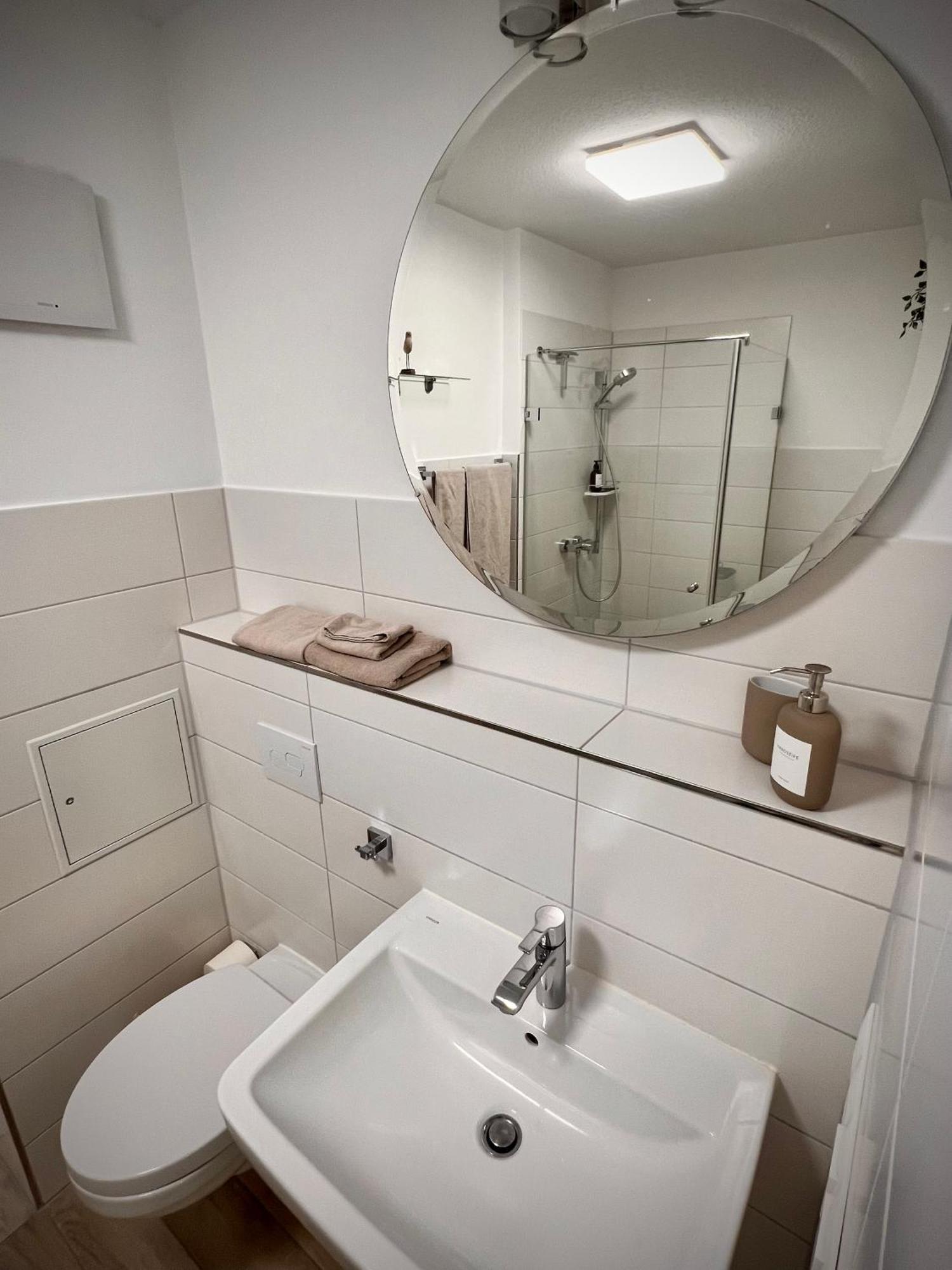 Apartment Kleine Auszeit -- Inklusive Parkplatz & Wifi, Geschirrspueler, Waschmaschine & Terrasse Mit Strandkorb -- Perfekt Fuer Urlaub & Business