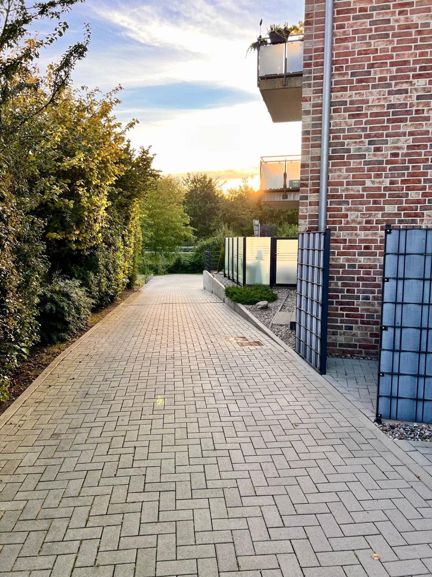Kleine Auszeit -- Inklusive Parkplatz & Wifi, Geschirrspueler, Waschmaschine & Terrasse Mit Strandkorb -- Perfekt Fuer Urlaub & Business Apartment