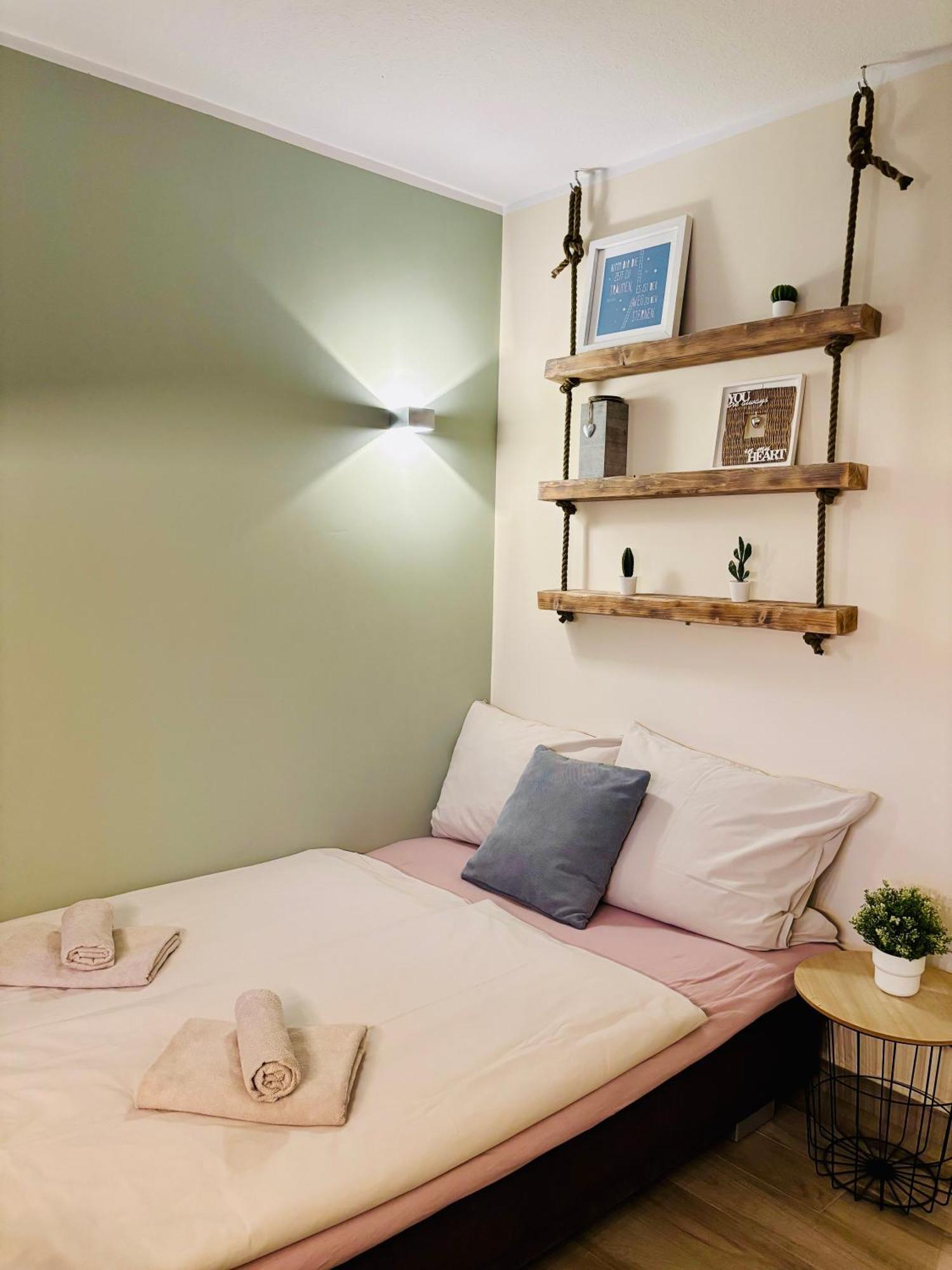 Kleine Auszeit -- Inklusive Parkplatz & Wifi, Geschirrspueler, Waschmaschine & Terrasse Mit Strandkorb -- Perfekt Fuer Urlaub & Business Apartment