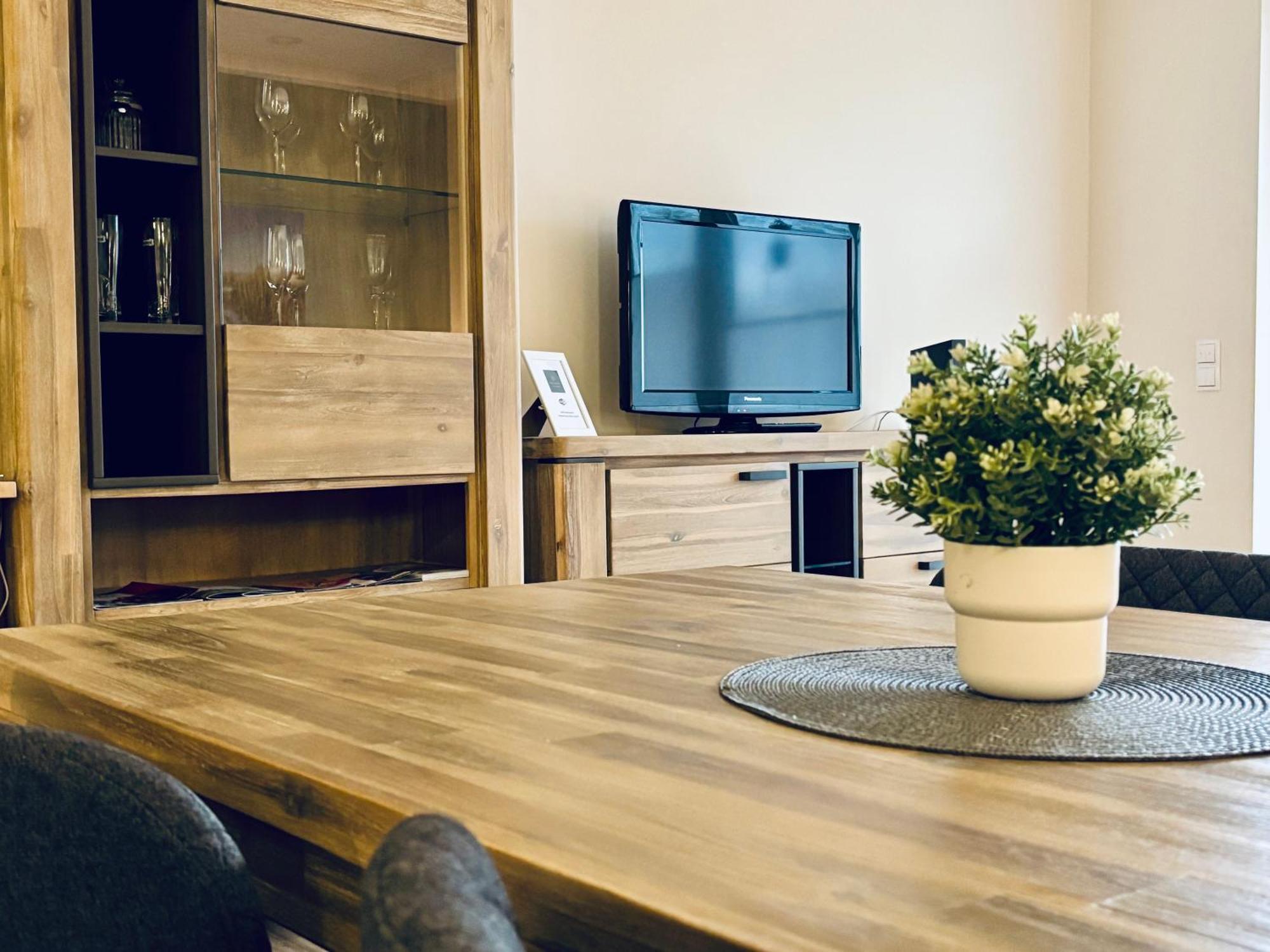 Kleine Auszeit -- Inklusive Parkplatz & Wifi, Geschirrspueler, Waschmaschine & Terrasse Mit Strandkorb -- Perfekt Fuer Urlaub & Business Apartment *